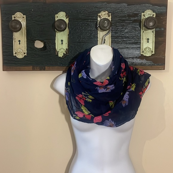 2/$30 Lands’ End Floral Loose Weave Crinkle Scarf - Picture 3 of 16